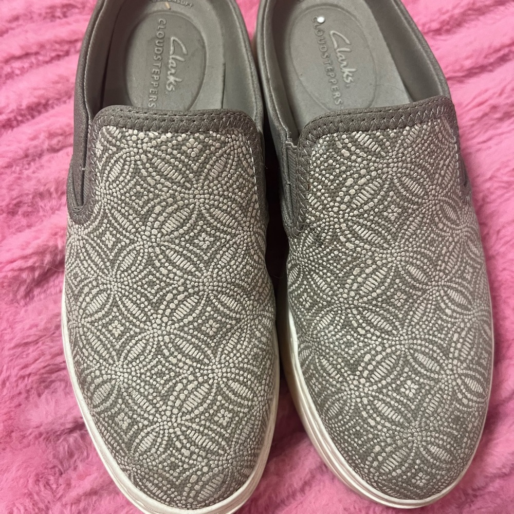 Clarks Women's Patterned khaki Slip-On Sneakers